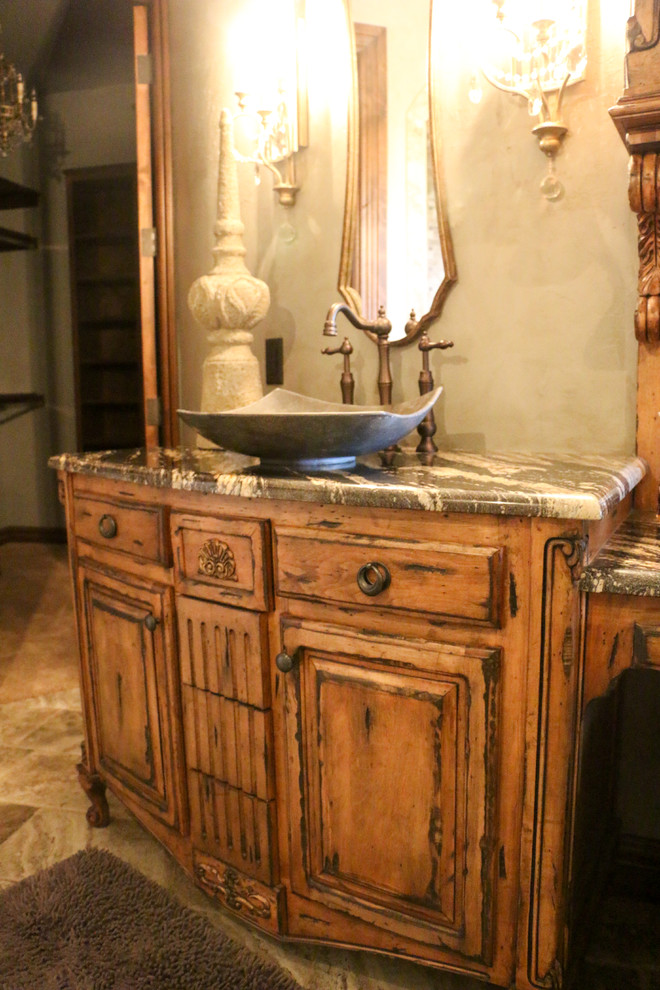 Inredning av ett mellanstort en-suite badrum, med luckor med profilerade fronter, skåp i ljust trä, beige väggar, travertin golv, ett fristående handfat och granitbänkskiva