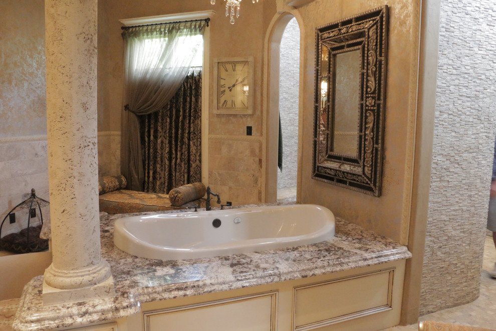 Diseño de cuarto de baño principal clásico de tamaño medio con bañera encastrada, ducha abierta, baldosas y/o azulejos beige, baldosas y/o azulejos de piedra, paredes beige, suelo de mármol y encimera de granito