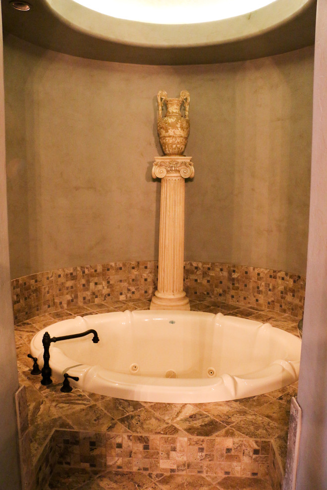 Foto de cuarto de baño principal mediterráneo con bañera encastrada, baldosas y/o azulejos beige, baldosas y/o azulejos de piedra, paredes beige y suelo de travertino