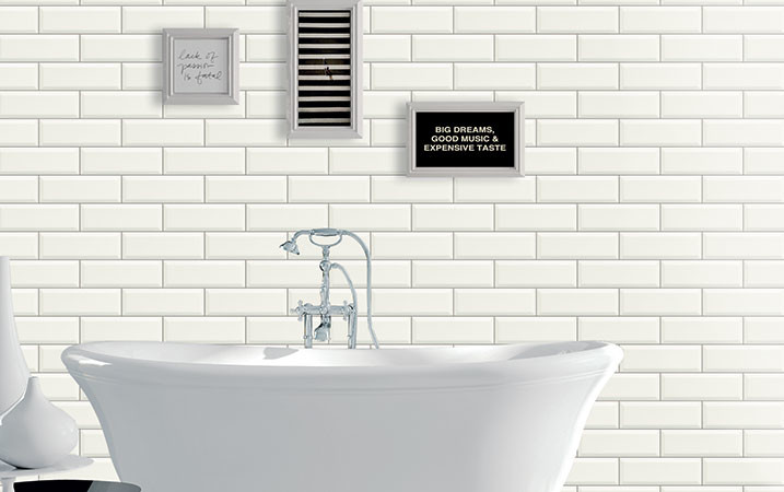 Foto de cuarto de baño principal contemporáneo grande con lavabo suspendido, bañera exenta, sanitario de una pieza, baldosas y/o azulejos de piedra y paredes blancas