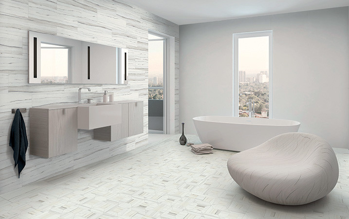 Источник вдохновения для домашнего уюта: большая главная ванная комната в современном стиле с подвесной раковиной, отдельно стоящей ванной, унитазом-моноблоком, каменной плиткой и белыми стенами