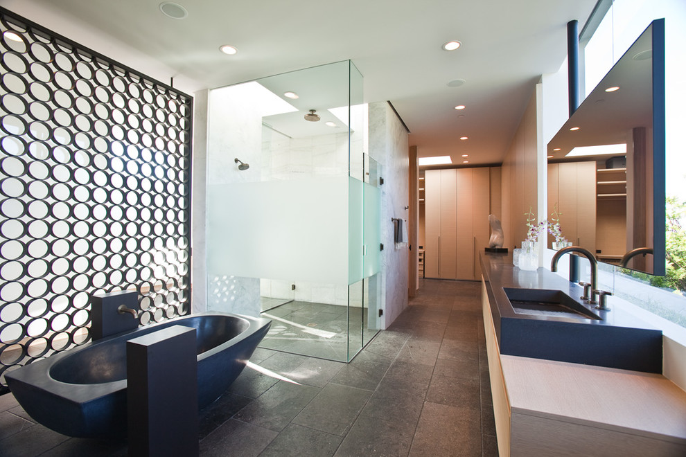 Exemple d'une grande salle de bain principale tendance en bois clair avec un lavabo intégré, un placard à porte plane, un plan de toilette en granite, une baignoire indépendante, une douche à l'italienne, WC à poser, un carrelage blanc, un carrelage de pierre, un mur blanc et un sol en ardoise.