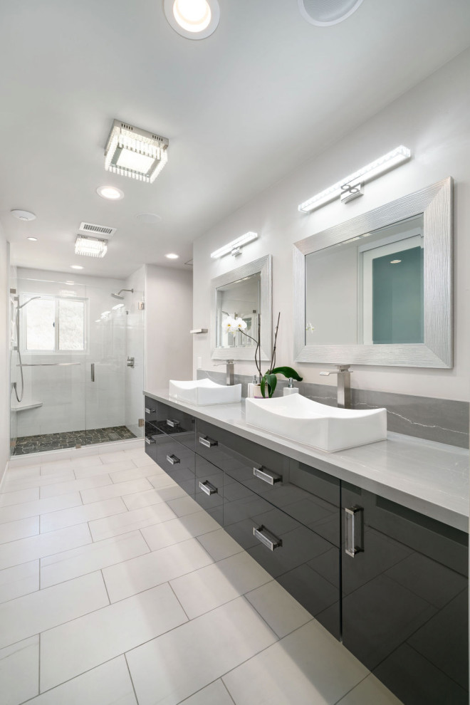 Idéer för att renovera ett stort funkis grå grått en-suite badrum, med luckor med upphöjd panel, vita skåp, en hörndusch, en toalettstol med hel cisternkåpa, marmorkakel, vita väggar, klinkergolv i keramik, ett fristående handfat, bänkskiva i kvarts, grått golv och dusch med gångjärnsdörr