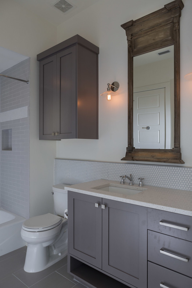 Bild på ett funkis badrum, med ett undermonterad handfat, skåp i shakerstil, grå skåp, grå kakel och tunnelbanekakel