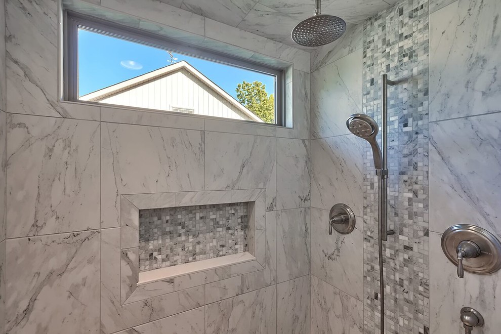 Immagine di una grande stanza da bagno padronale chic con lavabo a consolle, vasca ad alcova, vasca/doccia, piastrelle grigie e pareti grigie