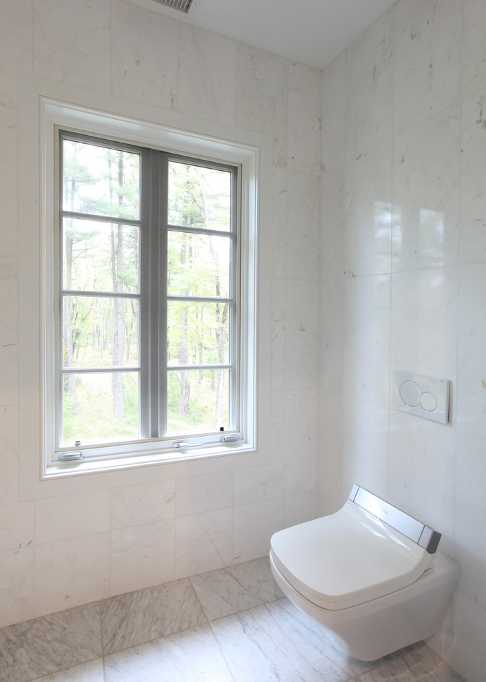 Inredning av ett modernt mycket stort en-suite badrum, med en vägghängd toalettstol, vit kakel, stenhäll och mellanmörkt trägolv