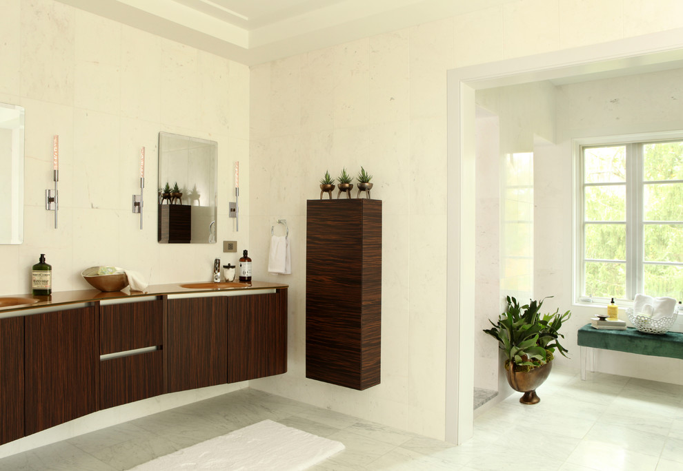 Idéer för ett mycket stort modernt en-suite badrum, med ett integrerad handfat, släta luckor, skåp i mörkt trä, bänkskiva i glas, ett fristående badkar, en öppen dusch, en toalettstol med hel cisternkåpa, beige kakel, stenhäll, mellanmörkt trägolv, vita väggar, vitt golv och med dusch som är öppen