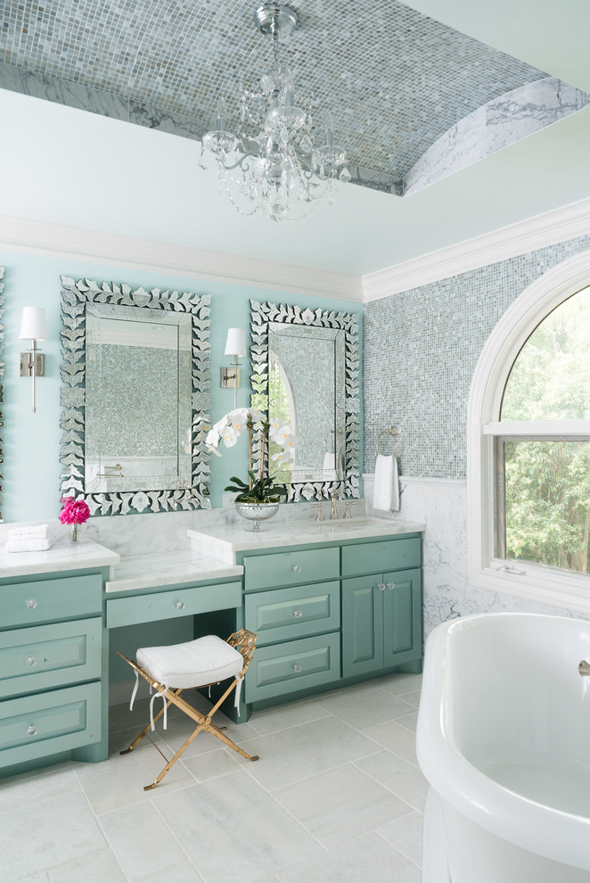Свежая идея для дизайна: главная ванная комната в стиле неоклассика (современная классика) с фасадами с выступающей филенкой, зелеными фасадами, отдельно стоящей ванной, зеленой плиткой, разноцветной плиткой, белыми стенами, врезной раковиной, мраморной столешницей и белым полом - отличное фото интерьера