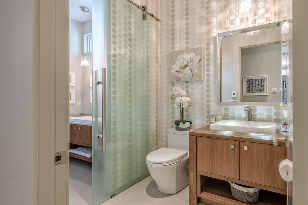 Esempio di una stanza da bagno minimal con ante lisce, ante in legno scuro, pareti beige, lavabo a bacinella, top in legno, pavimento beige e top marrone