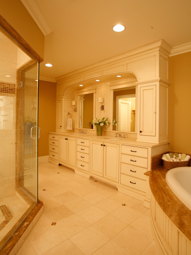 Réalisation d'une salle de bain tradition avec un lavabo encastré, un placard en trompe-l'oeil, des portes de placard blanches et un mur beige.