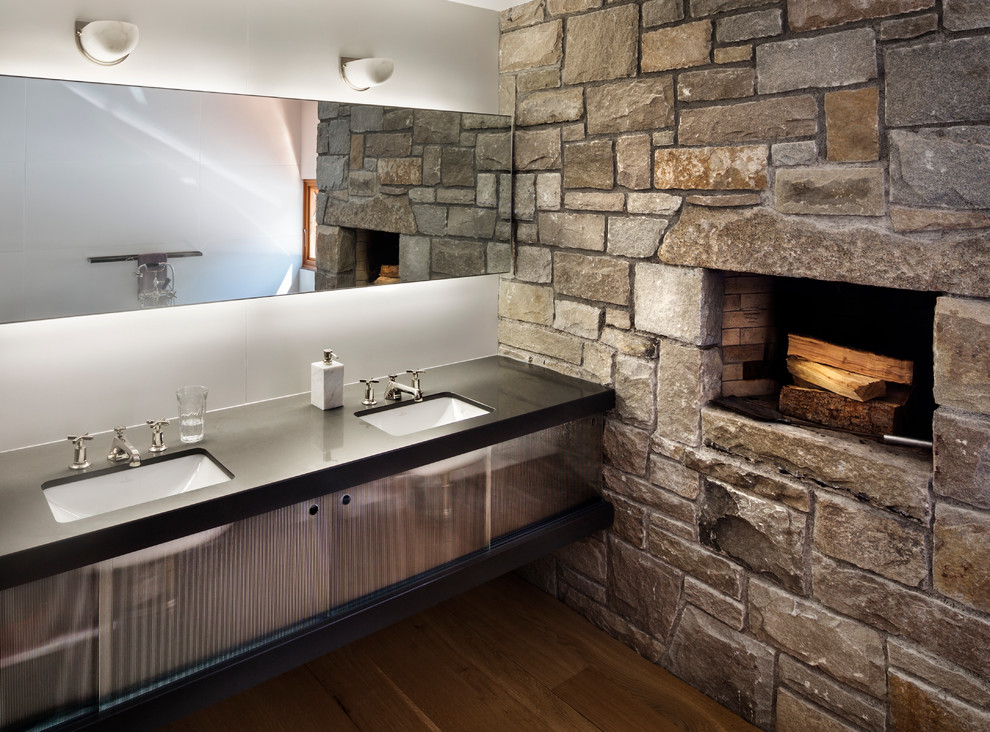 Inspiration för moderna badrum, med ett undermonterad handfat, släta luckor, vita väggar och mellanmörkt trägolv
