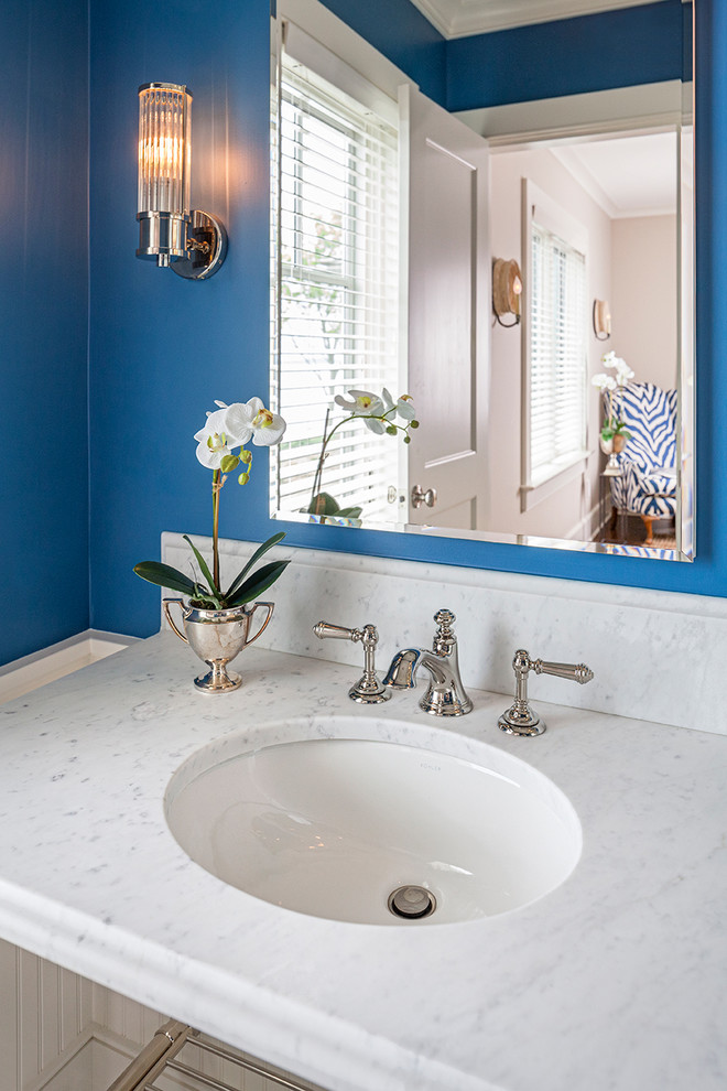 Inspiration för ett mellanstort vintage badrum med dusch, med öppna hyllor, vita skåp, blå väggar, ett undermonterad handfat och marmorbänkskiva