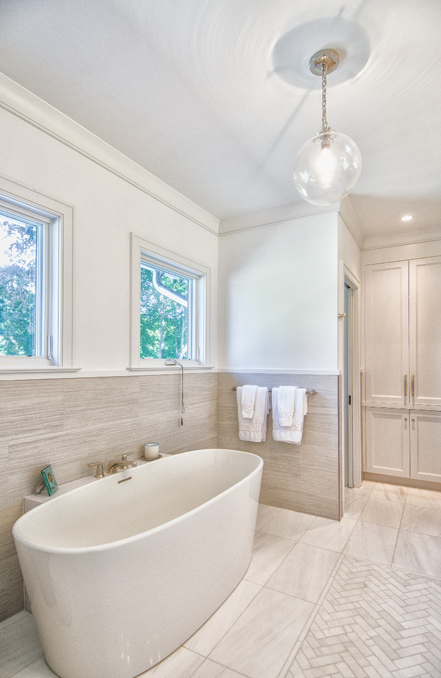 Inredning av ett modernt stort en-suite badrum, med skåp i shakerstil, vita skåp, ett fristående badkar, en dusch i en alkov, vit kakel, stenkakel, vita väggar och marmorgolv