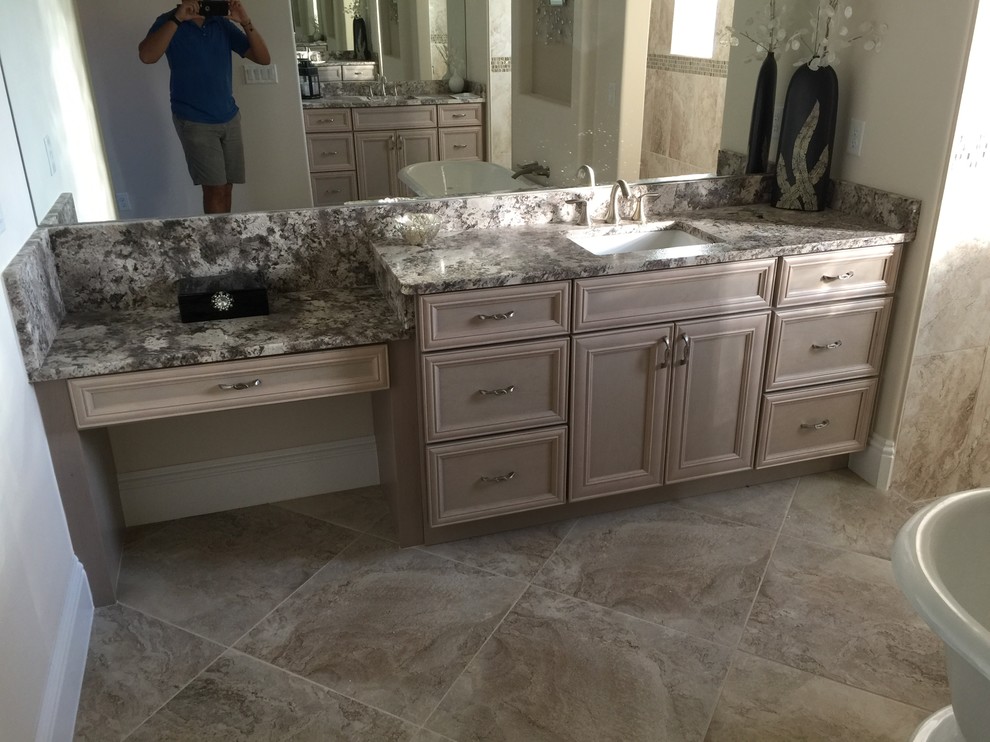 Exempel på ett mellanstort klassiskt badrum, med ett undermonterad handfat, vita skåp och marmorbänkskiva