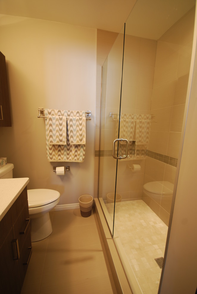 エドモントンにあるコンテンポラリースタイルのおしゃれな浴室 (アンダーカウンター洗面器、フラットパネル扉のキャビネット、中間色木目調キャビネット、珪岩の洗面台、アルコーブ型浴槽、アルコーブ型シャワー、分離型トイレ、ベージュのタイル、セラミックタイル、ベージュの壁、セラミックタイルの床) の写真