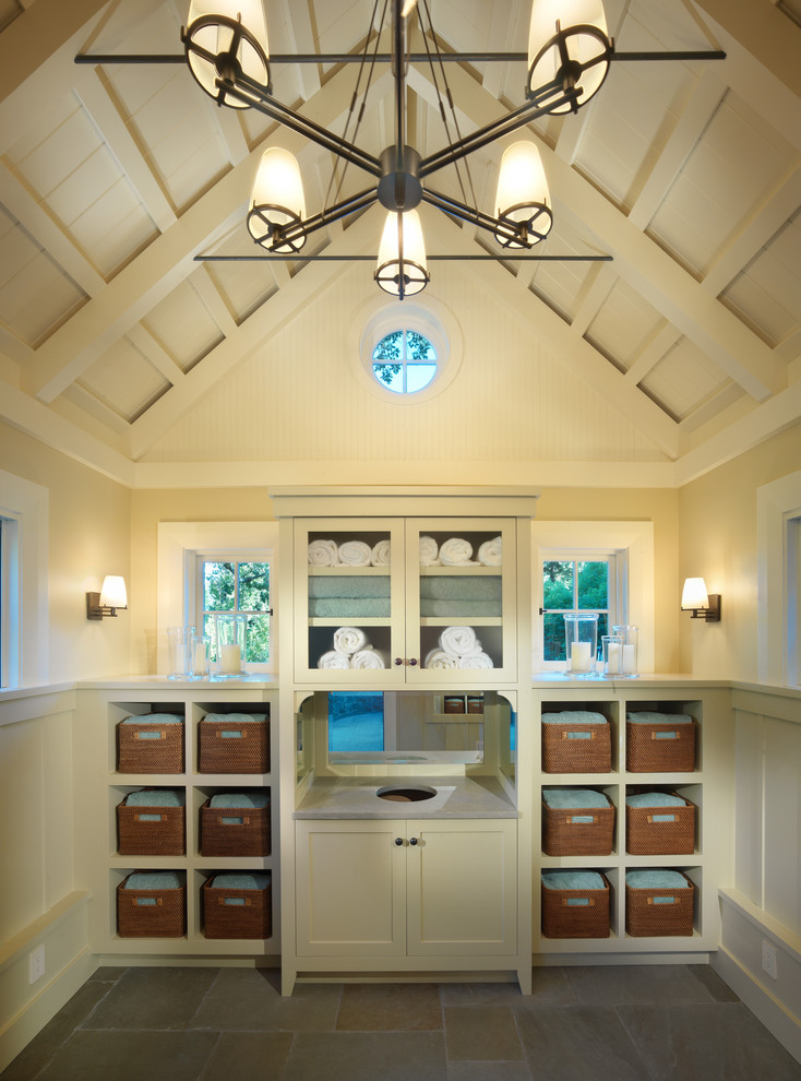 Foto de cuarto de baño rectangular tradicional con armarios abiertos y puertas de armario beige