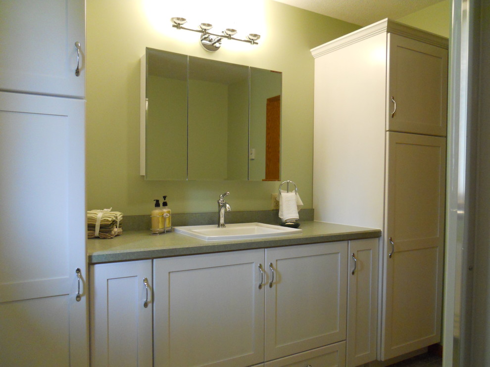 Пример оригинального дизайна: главная ванная комната среднего размера в классическом стиле с фасадами в стиле шейкер, белыми фасадами, раздельным унитазом, зелеными стенами, полом из винила, накладной раковиной, столешницей из ламината, душем в нише, зеленым полом и душем с распашными дверями