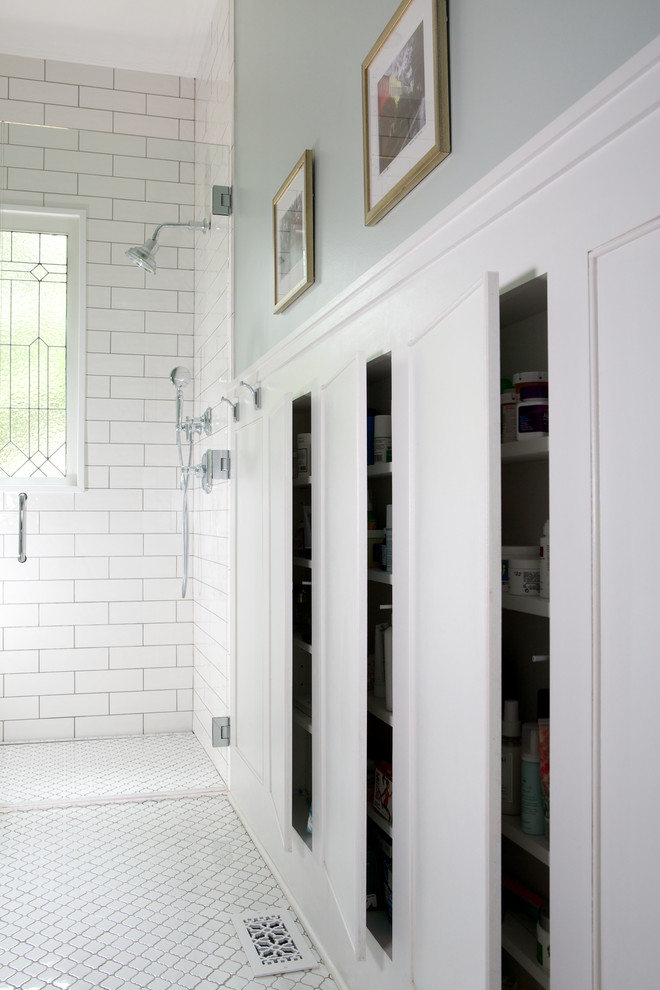 На фото: маленькая ванная комната в стиле неоклассика (современная классика) с фасадами в стиле шейкер, серыми фасадами, душем без бортиков, раздельным унитазом, белой плиткой, плиткой кабанчик, серыми стенами, полом из цементной плитки, врезной раковиной, мраморной столешницей, белым полом, душем с распашными дверями и белой столешницей для на участке и в саду