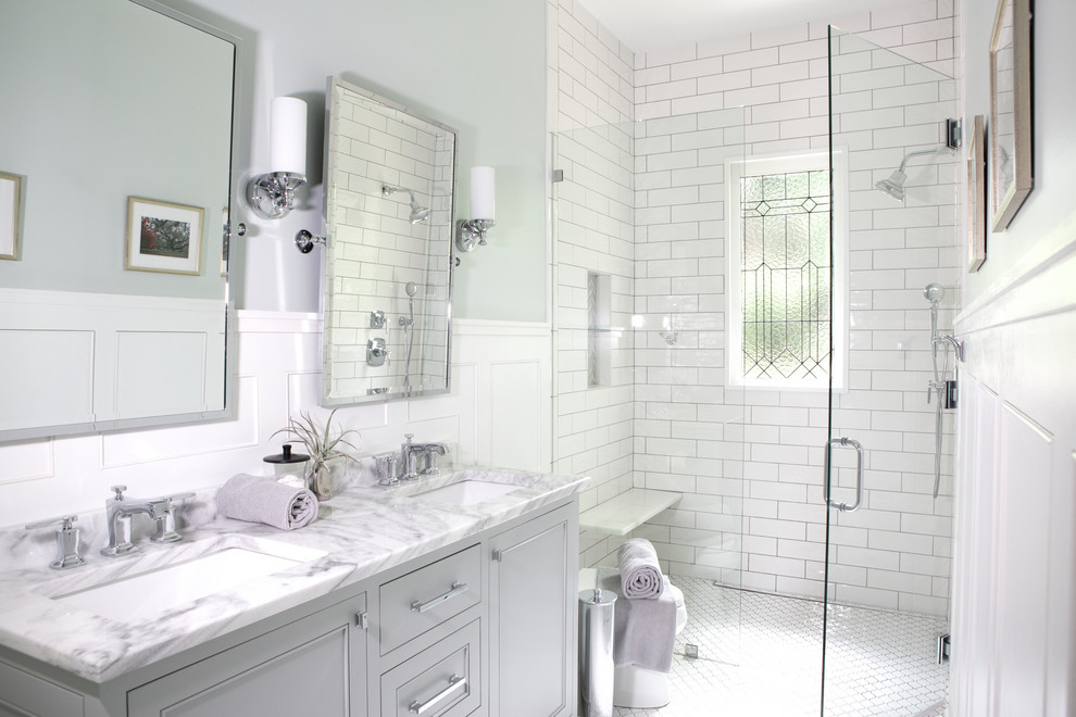 Идея дизайна: маленькая ванная комната в классическом стиле с серыми фасадами, душем без бортиков, белой плиткой, плиткой кабанчик, серыми стенами, врезной раковиной, мраморной столешницей, белым полом, душем с распашными дверями, белой столешницей, фасадами с утопленной филенкой, полом из мозаичной плитки, сиденьем для душа и тумбой под две раковины для на участке и в саду