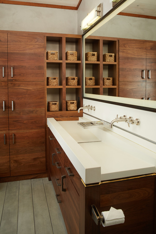 Ispirazione per una stanza da bagno contemporanea con ante lisce, ante in legno bruno, pareti grigie e lavabo rettangolare