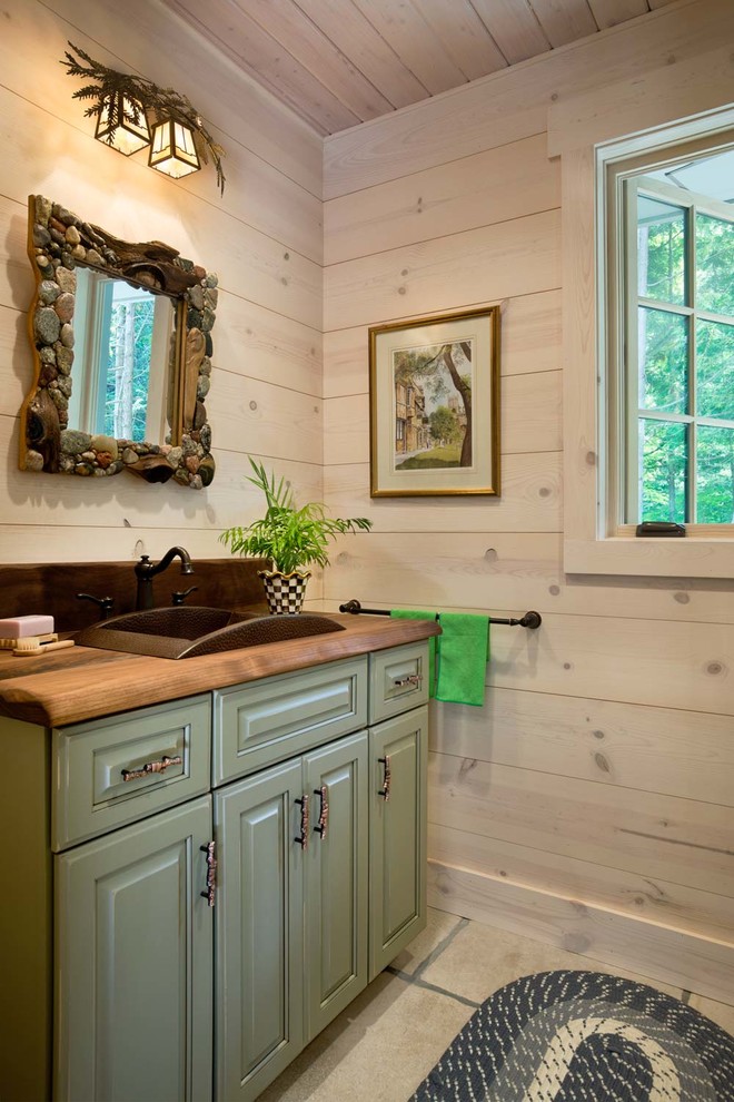Cette photo montre une petite salle d'eau bord de mer avec des portes de placards vertess, un mur gris et un plan de toilette en bois.