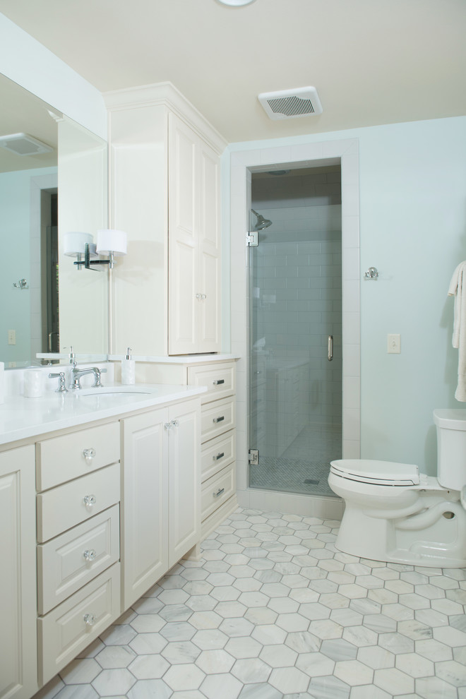 Inspiration för mellanstora amerikanska badrum med dusch, med luckor med upphöjd panel, vita skåp, vita väggar, mosaikgolv, en dusch i en alkov, vit kakel, tunnelbanekakel och ett undermonterad handfat