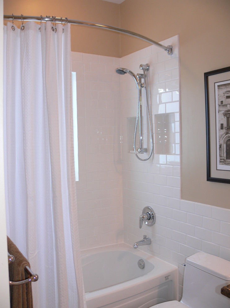 Idéer för mellanstora vintage badrum, med ett undermonterad handfat, luckor med upphöjd panel, vita skåp, granitbänkskiva, ett badkar i en alkov, en dusch/badkar-kombination, en toalettstol med hel cisternkåpa, beige kakel, stenkakel, beige väggar, marmorgolv och dusch med duschdraperi