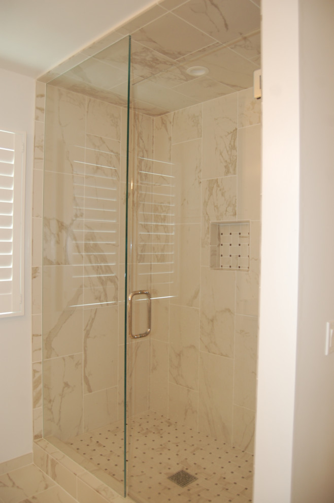 Свежая идея для дизайна: главная ванная комната среднего размера в классическом стиле с фасадами с выступающей филенкой, белыми фасадами, душем в нише, раздельным унитазом, серой плиткой, керамогранитной плиткой, белыми стенами, полом из керамогранита, врезной раковиной, столешницей из искусственного кварца, серым полом, душем с распашными дверями и серой столешницей - отличное фото интерьера