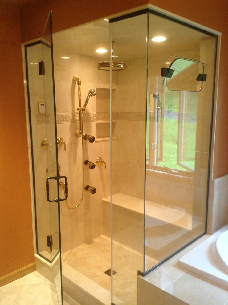 Пример оригинального дизайна: главная ванная комната среднего размера в классическом стиле с накладной ванной, душем в нише, бежевой плиткой, керамической плиткой, оранжевыми стенами, полом из керамической плитки, бежевым полом и душем с распашными дверями