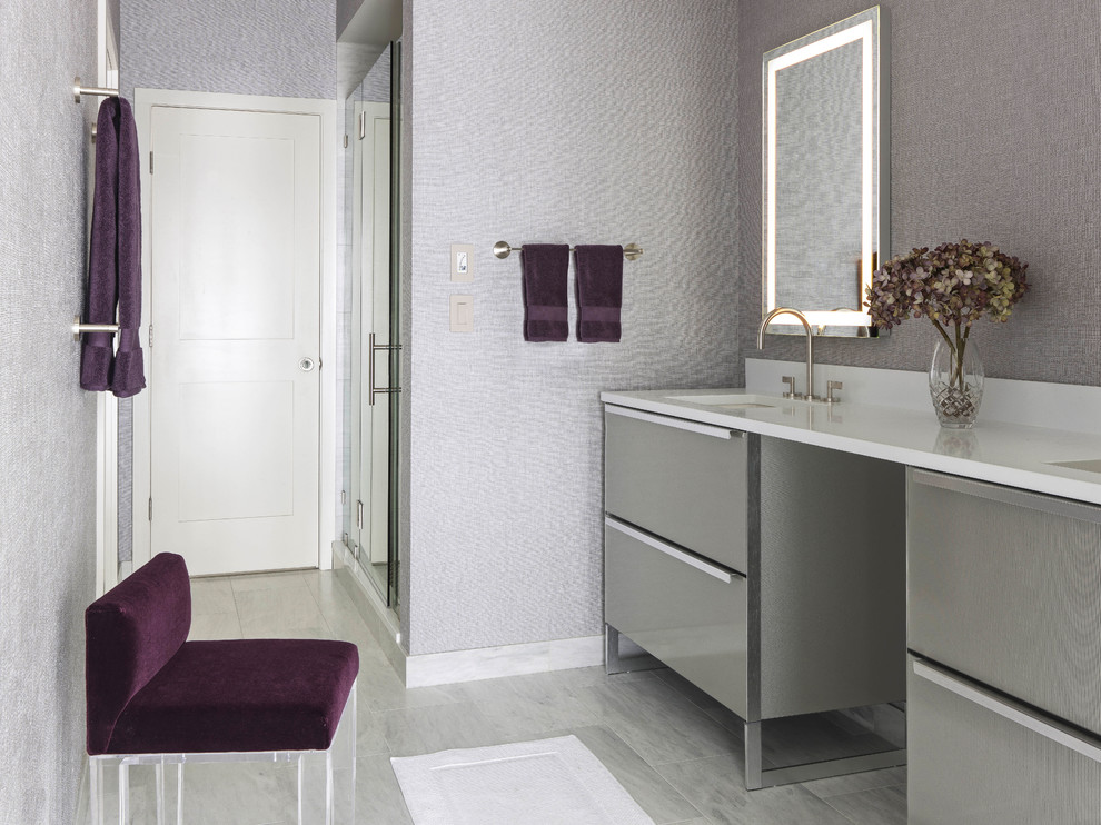 Idée de décoration pour une salle de bain principale minimaliste avec un placard à porte vitrée, des portes de placard grises, un espace douche bain, WC à poser, un mur violet, un sol en carrelage de porcelaine, un lavabo encastré, un plan de toilette en quartz modifié, un sol gris et une cabine de douche à porte battante.