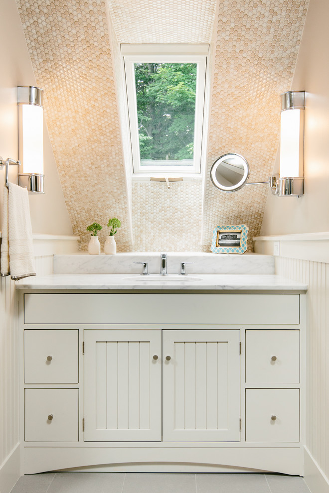 Esempio di una stanza da bagno chic con piastrelle beige, piastrelle a mosaico e pareti beige