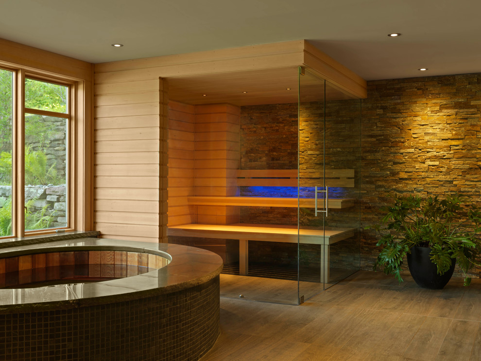 Стильный дизайн: большая главная ванная комната в современном стиле с полновстраиваемой ванной, открытым душем, коричневой плиткой, каменной плиткой, коричневыми стенами, полом из цементной плитки, коричневым полом и открытым душем - последний тренд