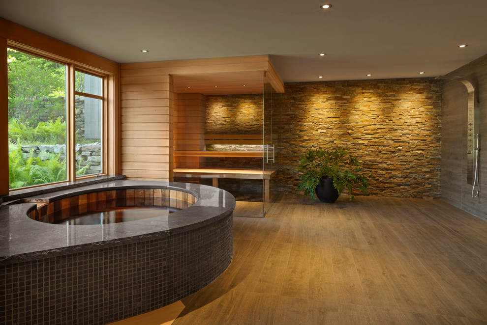 Exemple d'une grande salle de bain principale tendance avec une baignoire encastrée, une douche ouverte, un carrelage de pierre, un mur marron, carreaux de ciment au sol, un sol marron et aucune cabine.