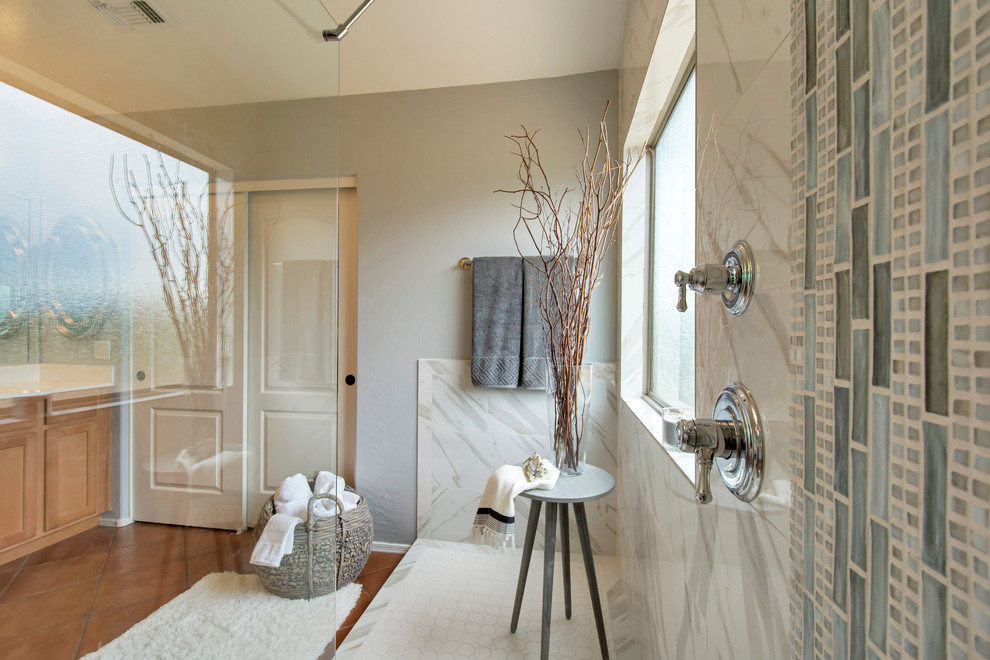 Idée de décoration pour une salle de bain principale design de taille moyenne avec une douche ouverte, un carrelage blanc, des carreaux de porcelaine, un mur gris et tomettes au sol.