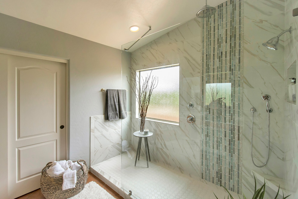 Inspiration pour une salle de bain principale design de taille moyenne avec une douche ouverte, un carrelage blanc, des carreaux de porcelaine, un mur gris et tomettes au sol.