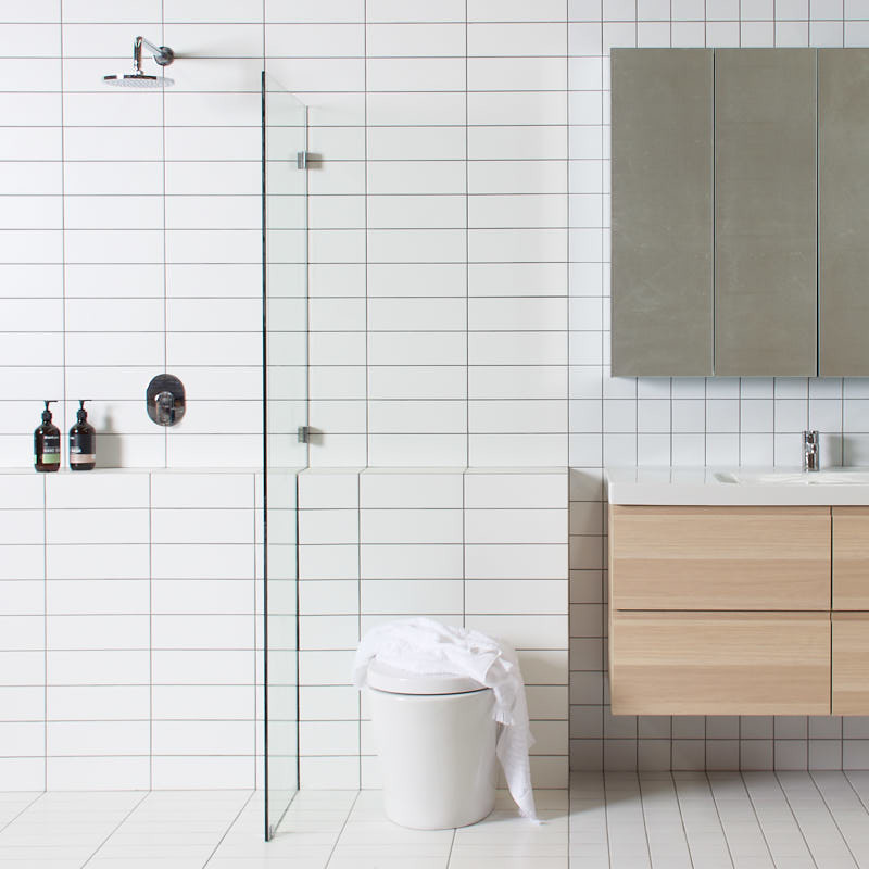 На фото: ванная комната среднего размера в скандинавском стиле с раздельным унитазом, белой плиткой, плиткой кабанчик, белыми стенами, полом из керамической плитки, душевой кабиной и подвесной раковиной с