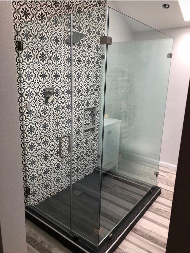 Mittelgroßes Modernes Badezimmer mit Duschnische, schwarz-weißen Fliesen, Keramikfliesen, grauer Wandfarbe und Falttür-Duschabtrennung in Houston