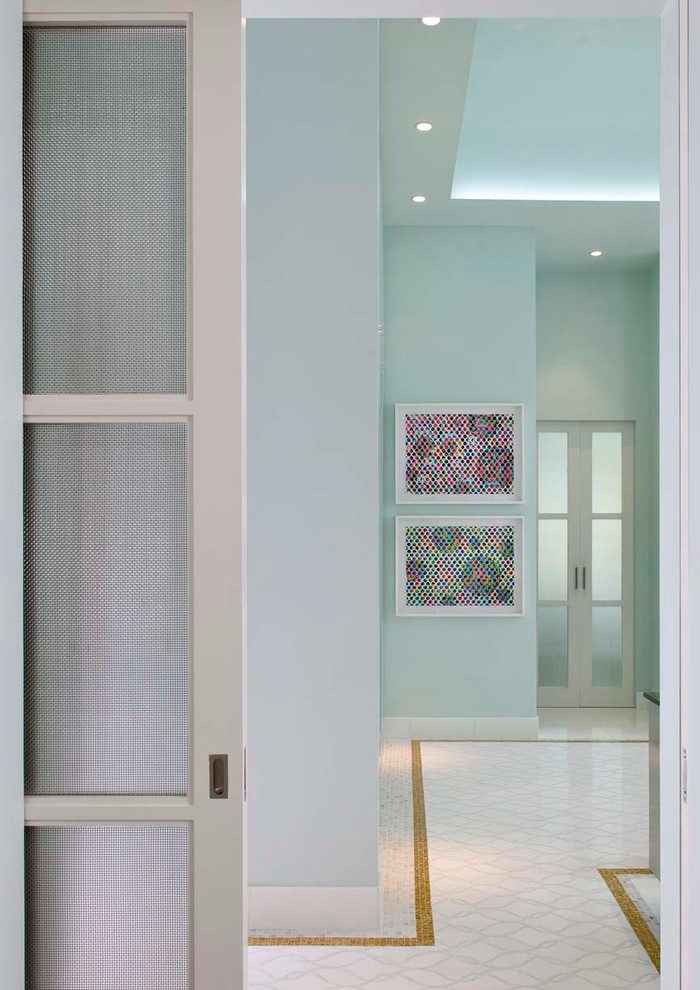 Inspiration pour une grande salle de bain principale design avec une vasque, un placard à porte vitrée, un plan de toilette en verre, une baignoire indépendante, une douche d'angle, WC séparés, un carrelage blanc, des carreaux de céramique, un mur bleu et un sol en carrelage de céramique.