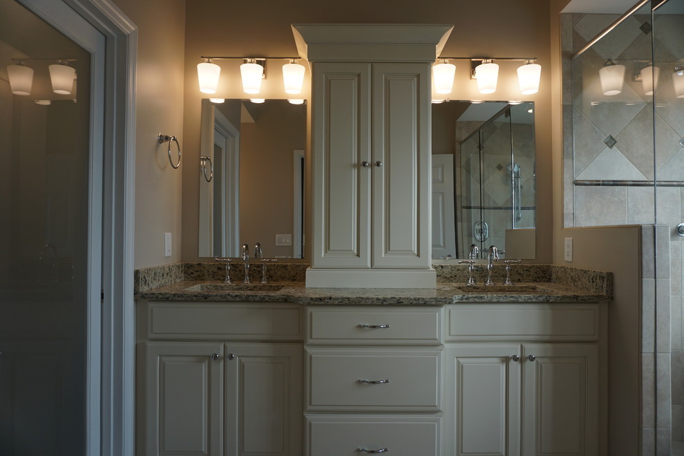 Idéer för ett stort klassiskt en-suite badrum, med luckor med upphöjd panel, beige skåp, en dusch i en alkov, beige kakel, beige väggar, ett undermonterad handfat och granitbänkskiva