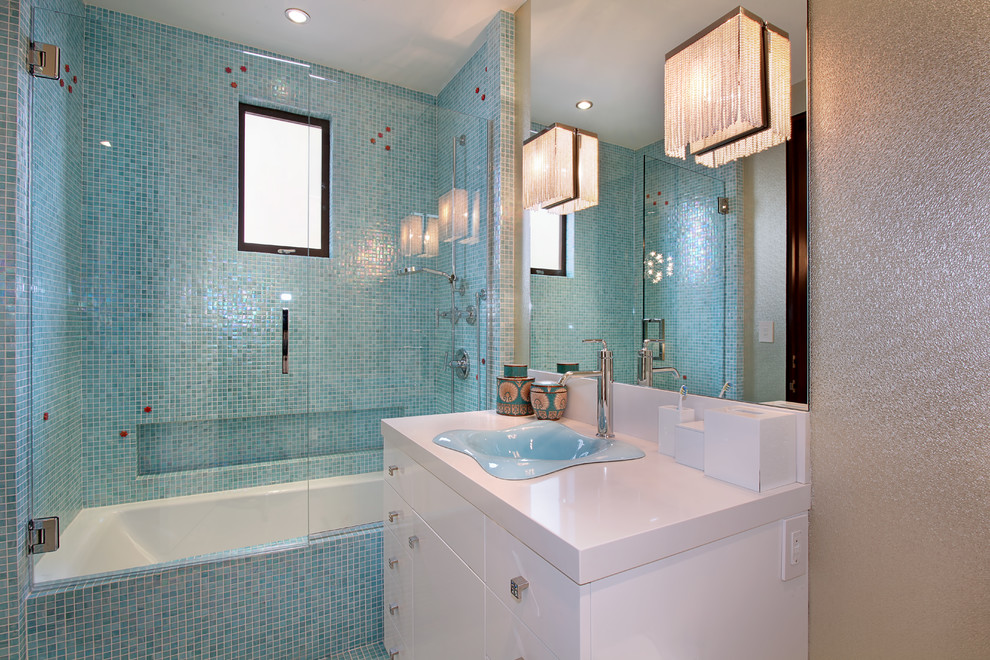 Idéer för funkis badrum, med ett nedsänkt handfat, släta luckor, vita skåp, ett badkar i en alkov, en dusch/badkar-kombination, blå kakel och mosaik
