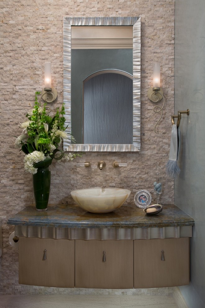 Idée de décoration pour une salle de bain design en bois foncé de taille moyenne avec un lavabo posé, un placard à porte plane, un plan de toilette en granite, WC à poser, un mur gris, un sol en bois brun, un carrelage beige et du carrelage en travertin.