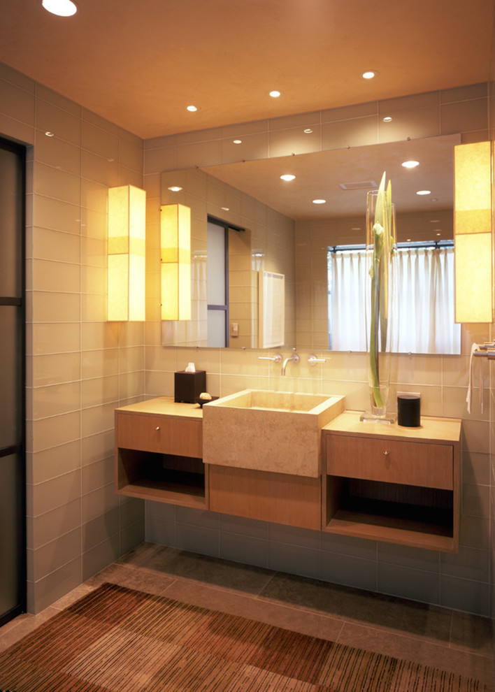 Пример оригинального дизайна: ванная комната среднего размера в современном стиле с плоскими фасадами, светлыми деревянными фасадами, бежевой плиткой, серой плиткой, белой плиткой, стеклянной плиткой, серыми стенами, полом из цементной плитки, душевой кабиной, подвесной раковиной, столешницей из дерева и разноцветным полом