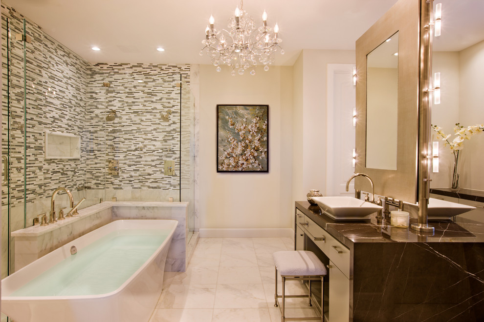 Modernes Badezimmer mit Aufsatzwaschbecken, freistehender Badewanne, farbigen Fliesen und Stäbchenfliesen in Austin