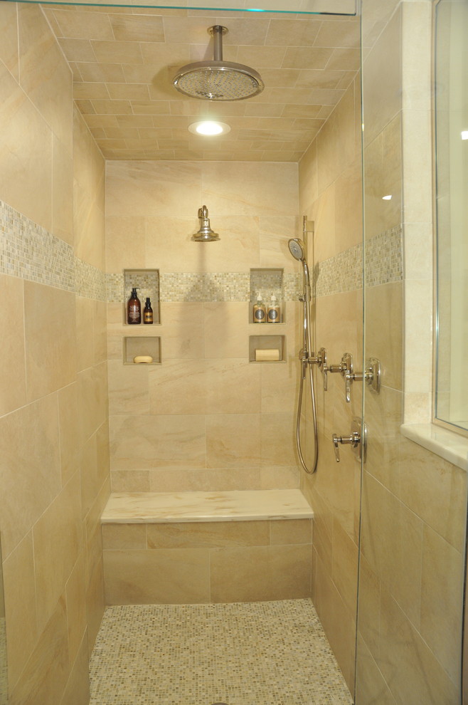 Inredning av ett klassiskt mellanstort vit vitt en-suite badrum, med en dubbeldusch, beige väggar, mosaikgolv, beiget golv, dusch med gångjärnsdörr, skåp i mellenmörkt trä, beige kakel, porslinskakel, ett undermonterad handfat, luckor med infälld panel och marmorbänkskiva