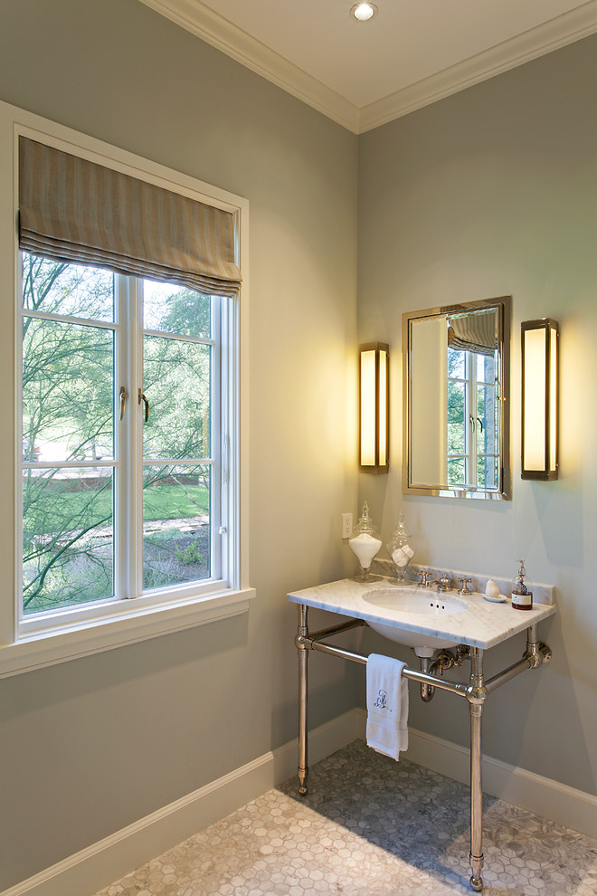 На фото: ванная комната в классическом стиле с врезной раковиной, серыми стенами и полом из мозаичной плитки