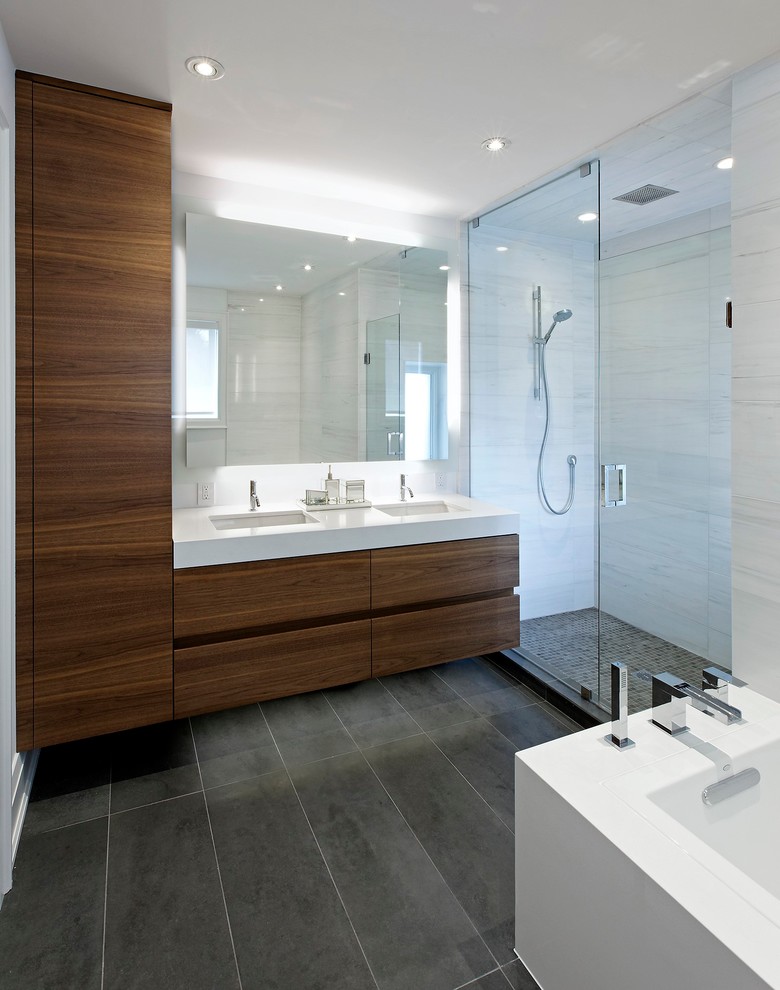 Idéer för att renovera ett litet funkis badrum, med ett undermonterad handfat, släta luckor, skåp i mellenmörkt trä, ett fristående badkar, en hörndusch, grå kakel, vita väggar och klinkergolv i keramik