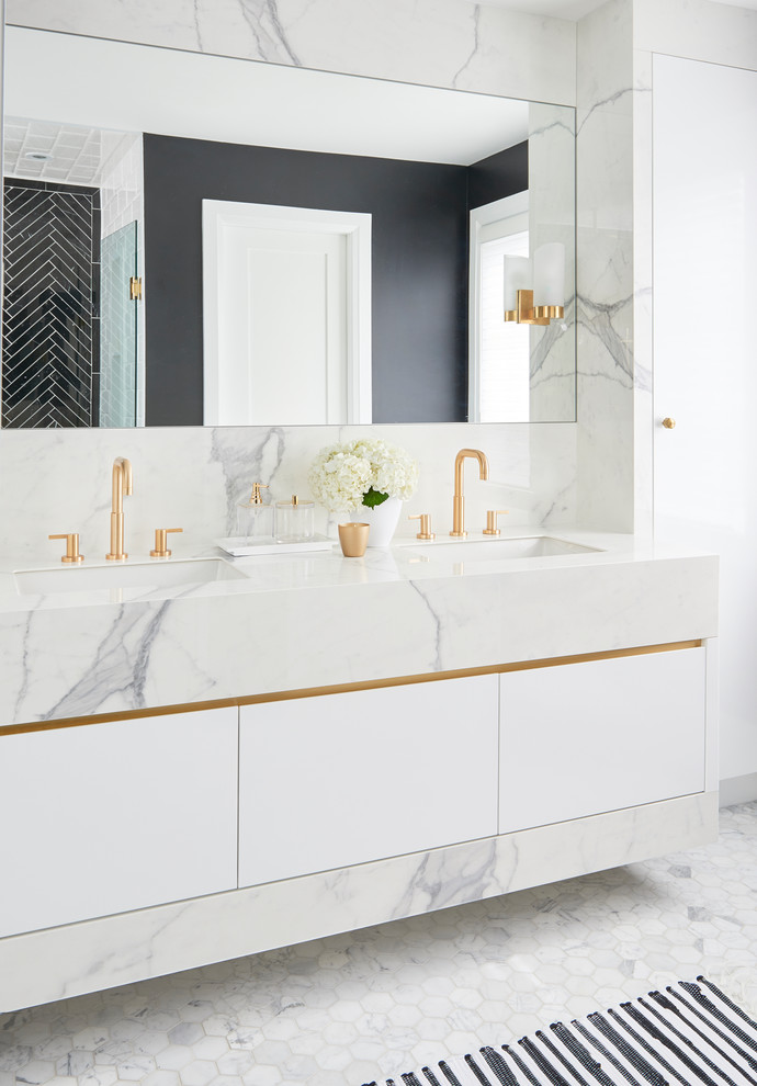 Foto på ett funkis badrum, med släta luckor, vita skåp, vit kakel, marmorgolv, ett undermonterad handfat och vitt golv