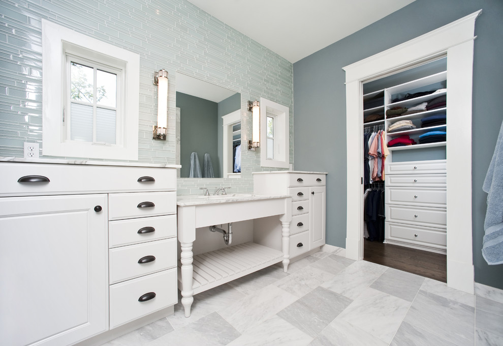Diseño de cuarto de baño contemporáneo con lavabo tipo consola, baldosas y/o azulejos azules, baldosas y/o azulejos de vidrio y vestidor