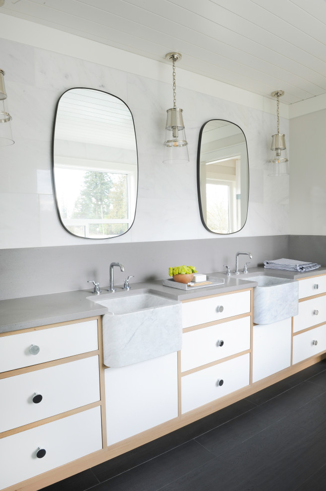 Foto di una stanza da bagno country con ante in legno chiaro, vasca freestanding, pareti blu, top grigio, due lavabi, mobile bagno incassato e soffitto in perlinato