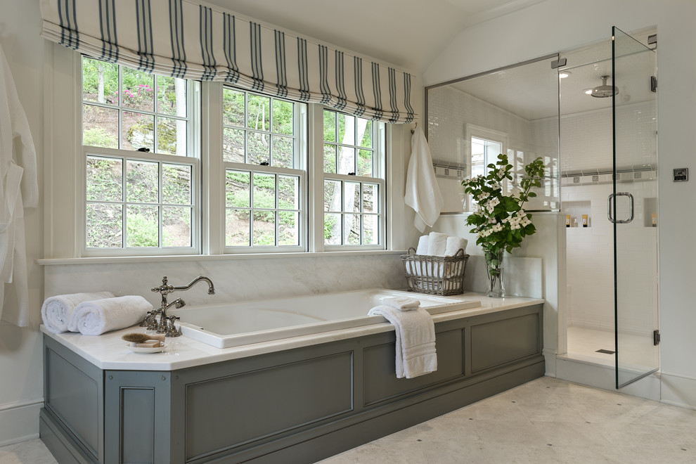 Diseño de cuarto de baño de estilo de casa de campo con bañera encastrada, ducha esquinera, baldosas y/o azulejos blancos y baldosas y/o azulejos de cemento